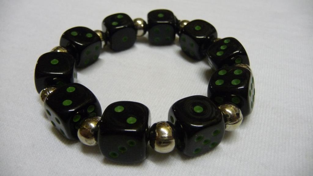 Armband Mit Kleinen Würfel - Schwarz Mit Grünen Punkten
