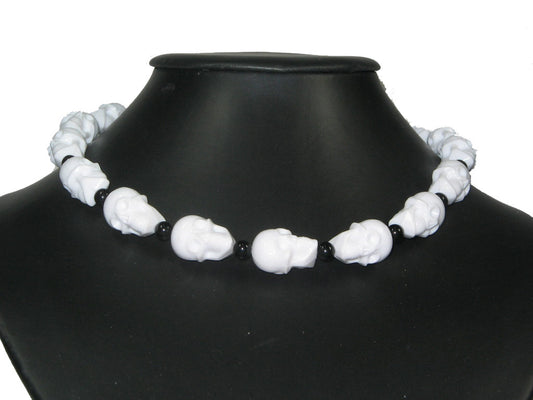 Halskette - Weiße Totenköpfe mit Schwarzen Perlen